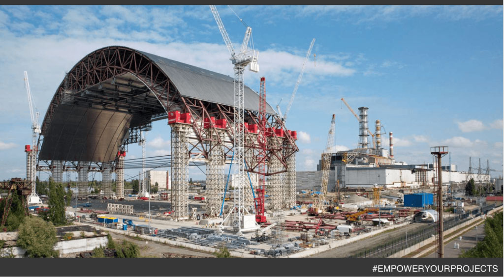Grâce au travail de 10000 personnes, dont nos équipes, la centrale nucléaire Tchernobyl accidentée est désormais confinée !